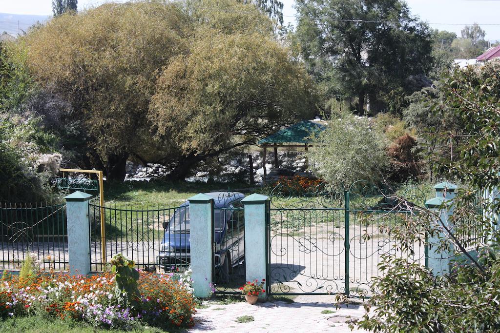 Jamilya B&B Guest House Karakol Exterior foto
